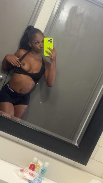 Yumi, 21  female escort, Memphis
